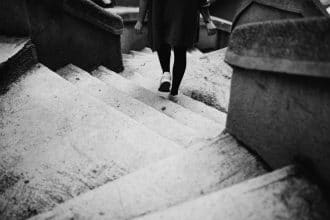 camminare per viuzze buie