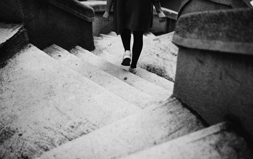 camminare per viuzze buie